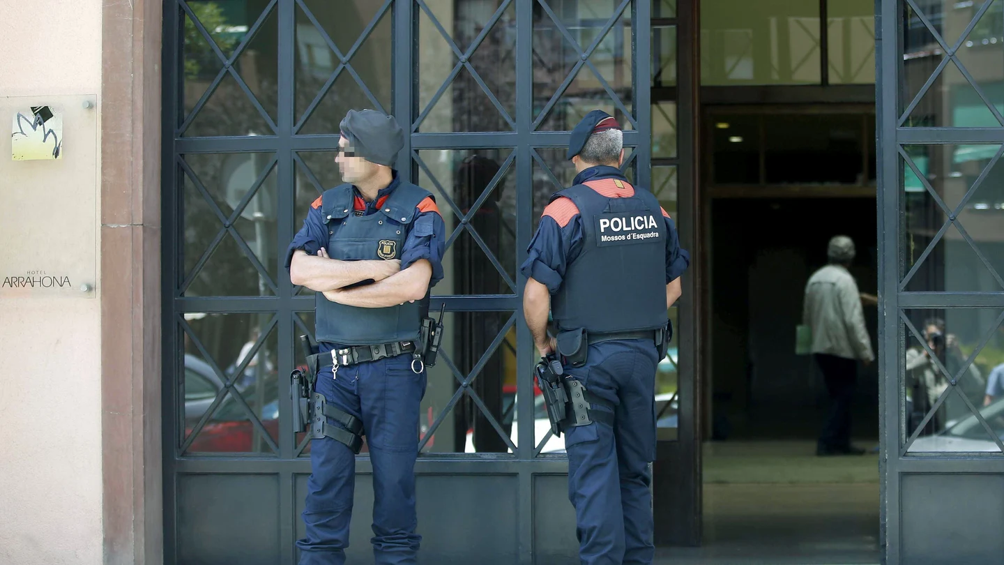 Dos Mossos d'Esquadra, en la entrada del Hotel Arrahona, de Sabadell Dos Mossos d'Esquadra, en la entrada del Hotel Arrahona, de Sabadell
