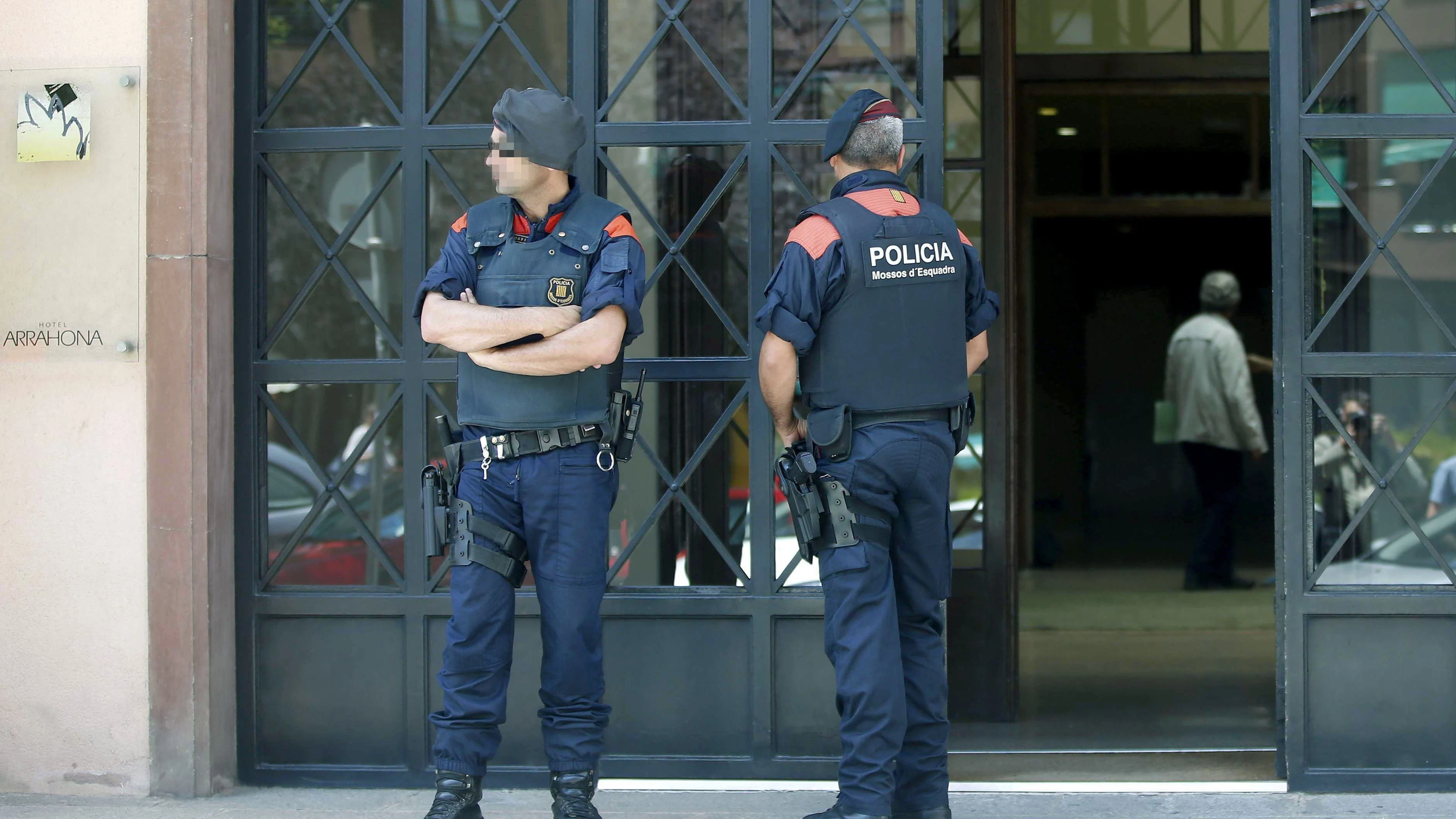 Dos Mossos d'Esquadra, en la entrada del Hotel Arrahona, de Sabadell Dos Mossos d'Esquadra, en la entrada del Hotel Arrahona, de Sabadell