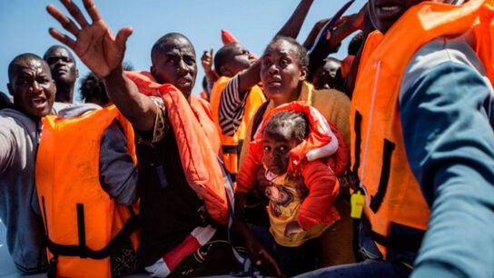 Imagen de archivo de una patera con migrantes