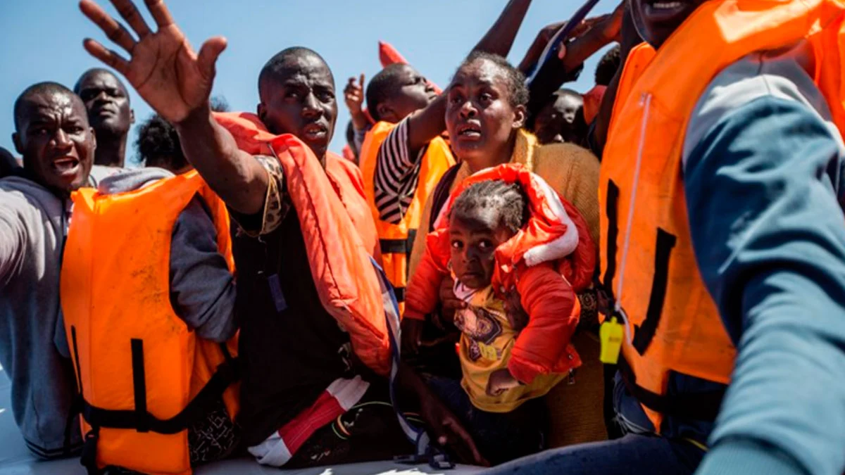 Imagen de archivo de una patera con migrantes