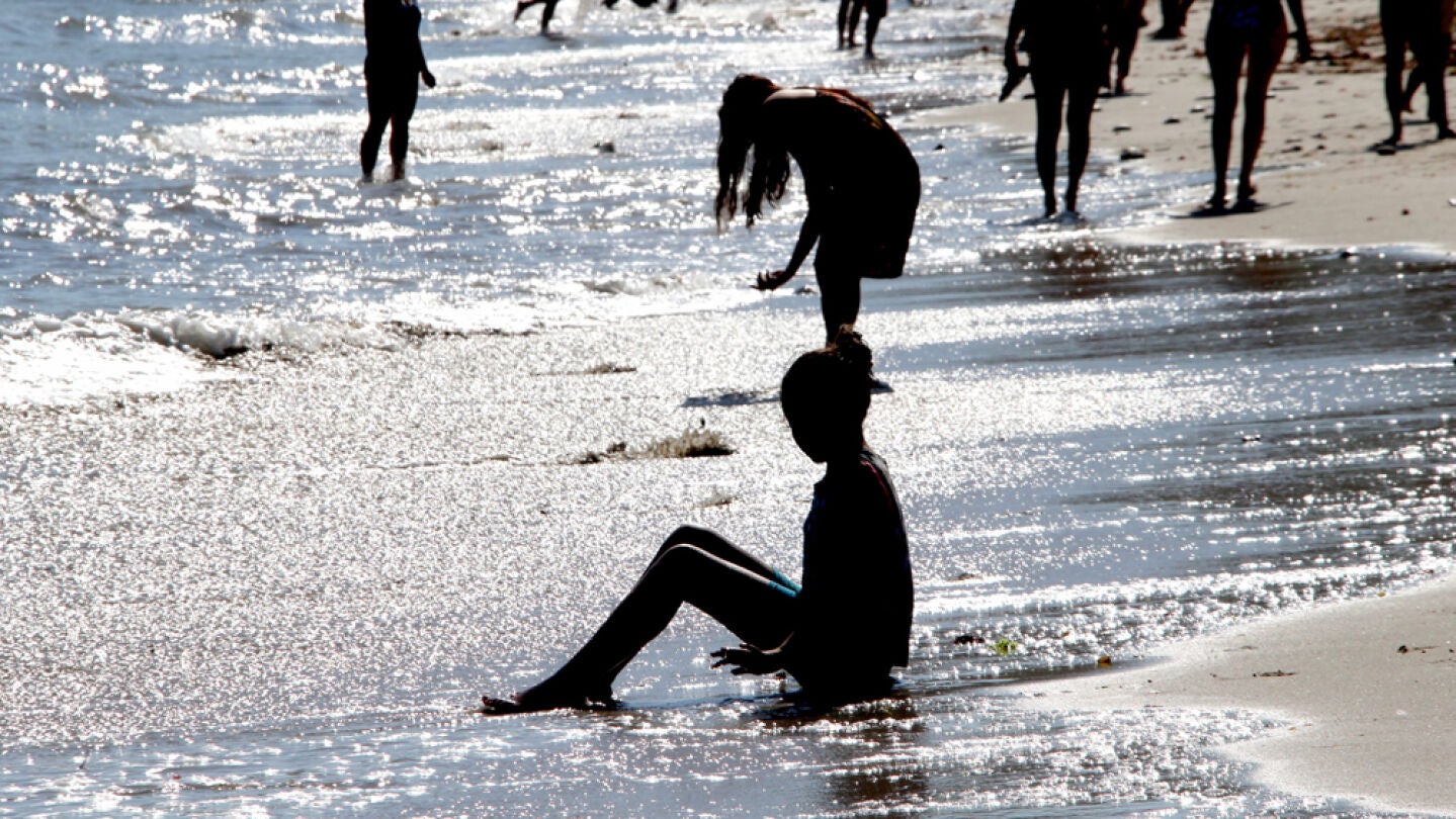 Ba&ntilde;istas en una playa