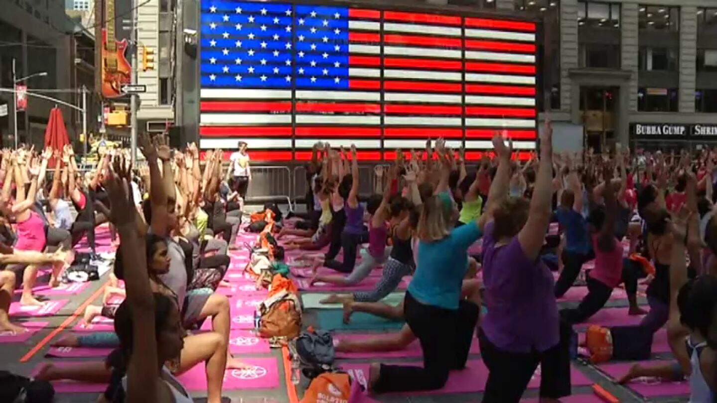 Frame 0.0 de: Clases en Time Square, homenajes en la India... el yoga celebra su d&iacute;a con multitud de actos