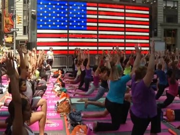 Frame 0.0 de: Clases en Time Square, homenajes en la India... el yoga celebra su día con multitud de actos Frame 0.0 de: Clases en Time Square, homenajes en la India... el yoga celebra su día con multitud de actos