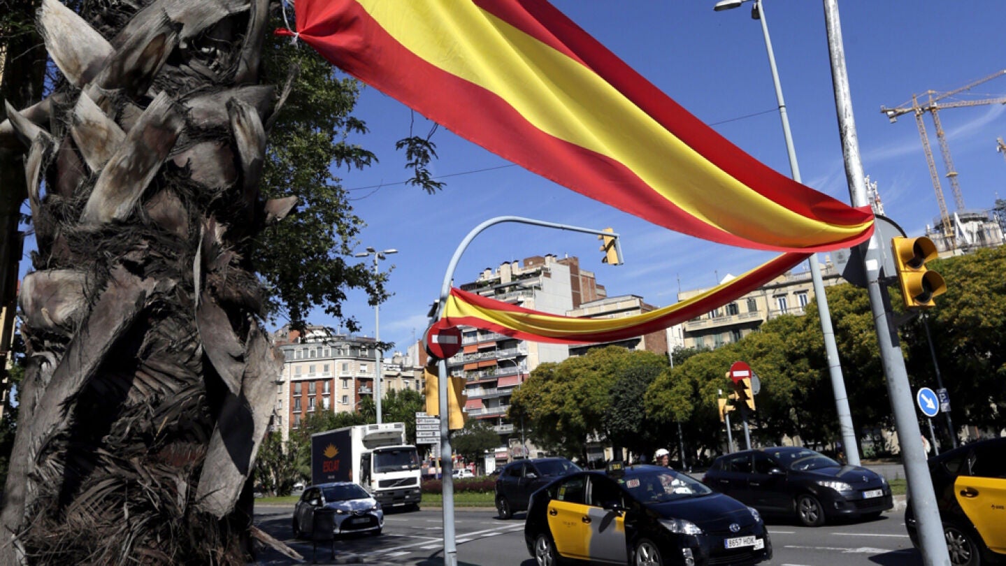Gran bandera de Espa&ntilde;a en una calle de Barcelona