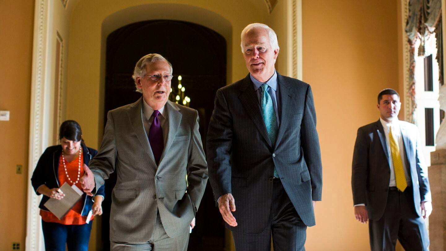 El l&iacute;der de la mayor&iacute;a republicana del Senado, Mitch McConnell y el senador republicano de Texas, John Cornyn 