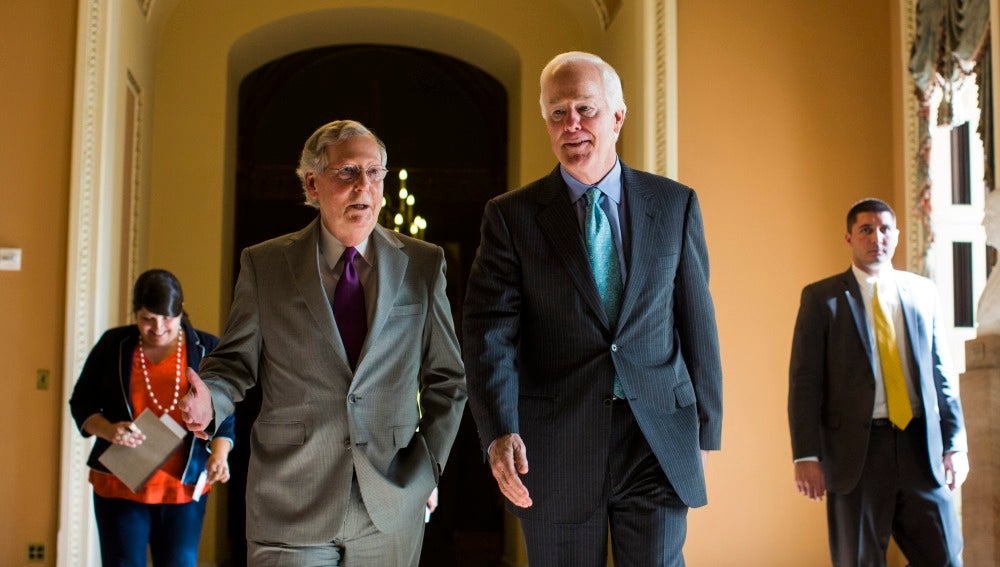 El líder de la mayoría republicana del Senado, Mitch McConnell  y el senador republicano de Texas, John Cornyn 