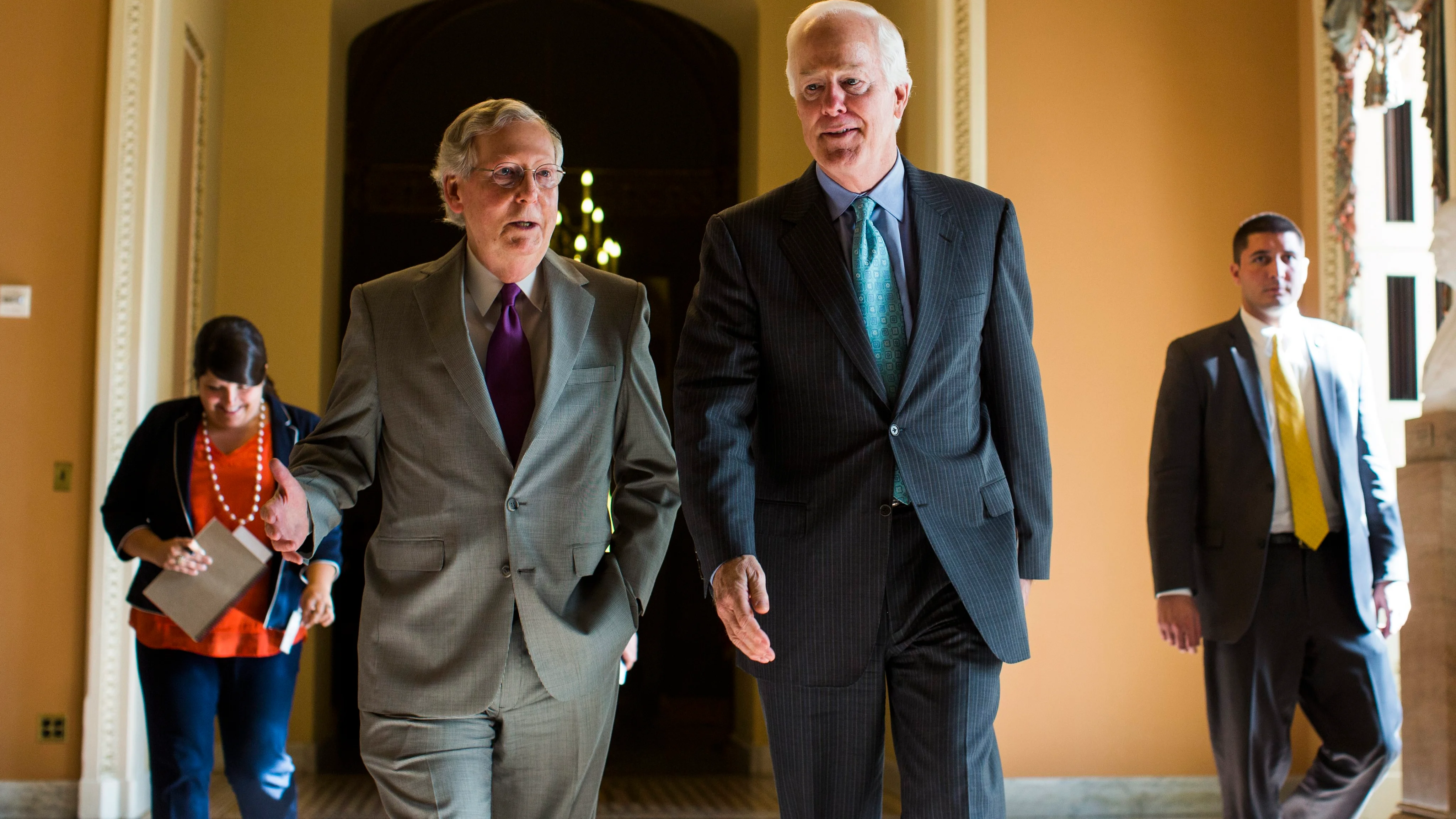 El líder de la mayoría republicana del Senado, Mitch McConnell y el senador republicano de Texas, John Cornyn 