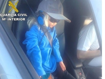 Conductor circulando con una muñeca por el carril BUS-VAO Conductor circulando con una muñeca por el carril BUS-VAO
