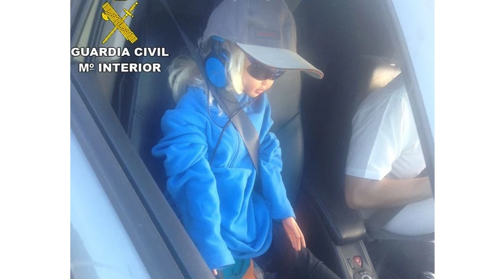 Conductor circulando con una muñeca por el carril BUS-VAO