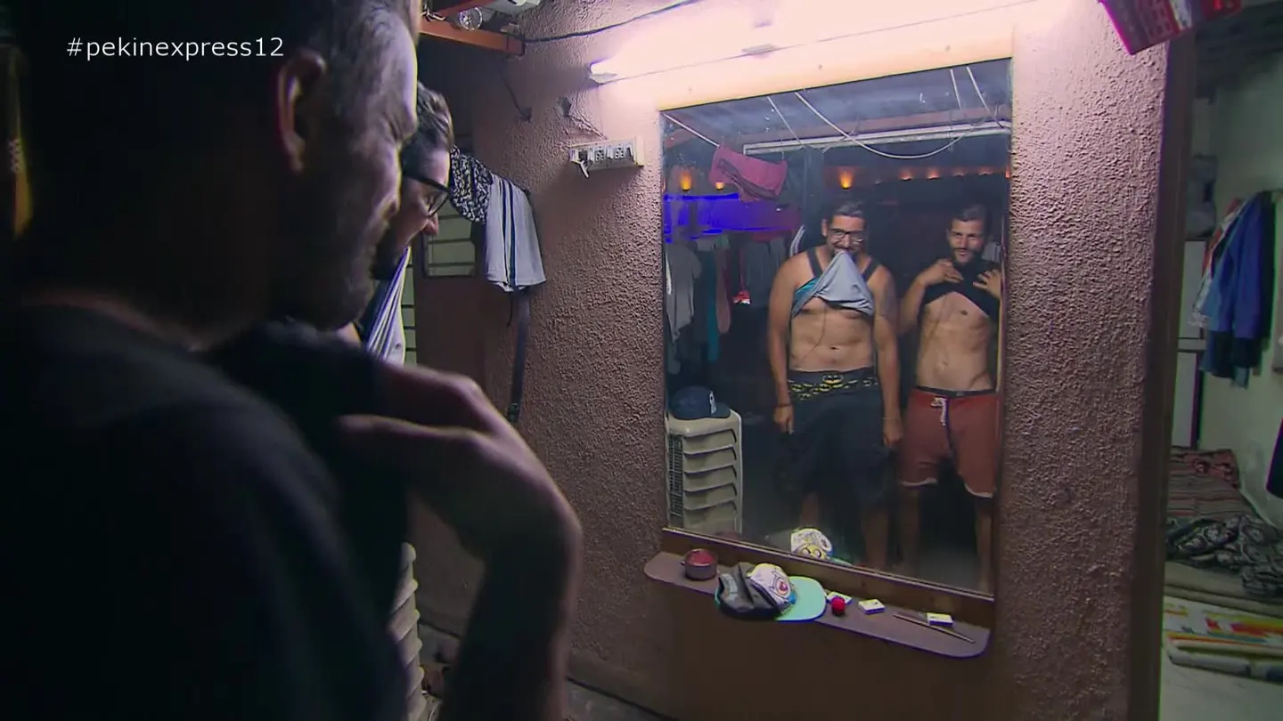 los primos se miran en el espejo los primos se miran en el espejo