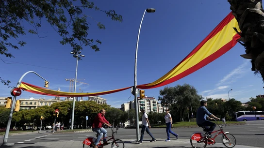 Una gran bandera de España en una calle de Barcelona Una gran bandera de España en una calle de Barcelona