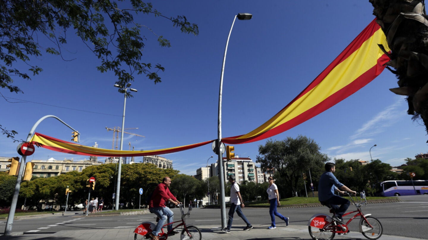 Una gran bandera de Espa&ntilde;a en una calle de Barcelona