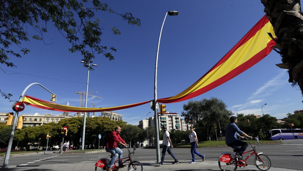 Una gran bandera de España en una calle de Barcelona