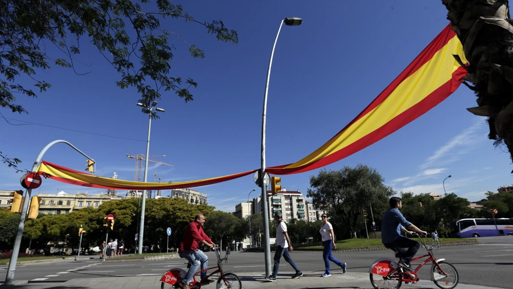 Una gran bandera de España en una calle de Barcelona Una gran bandera de España en una calle de Barcelona