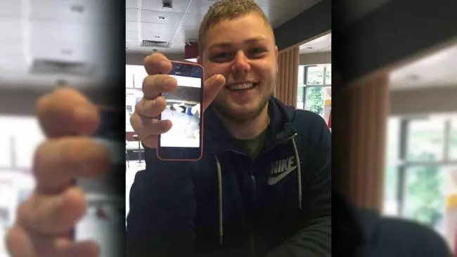 El joven presume en redes de rociar con &aacute;cido a una chica