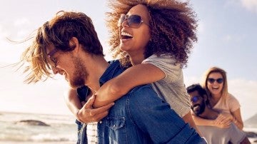 Imagen de archivo de dos parejas en la playa