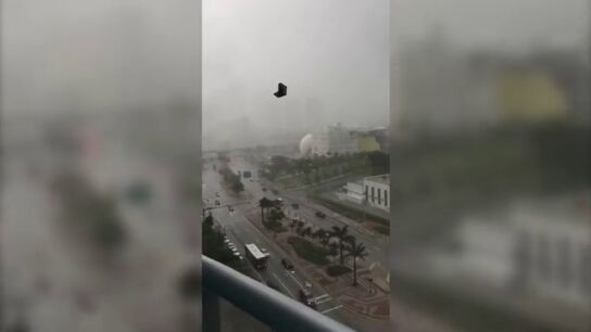 Frame 13.816882 de: Caen muebles del cielo durante una fuerte tormenta en Miami