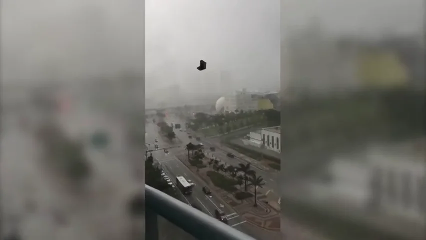 Frame 13.816882 de: Caen muebles del cielo durante una fuerte tormenta en Miami