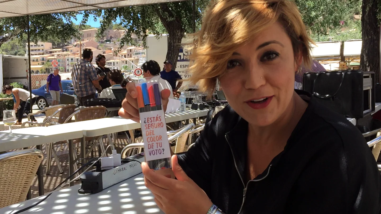 Cristina Pardo posa con los rotuladores del PP Cristina Pardo posa con los rotuladores del PP