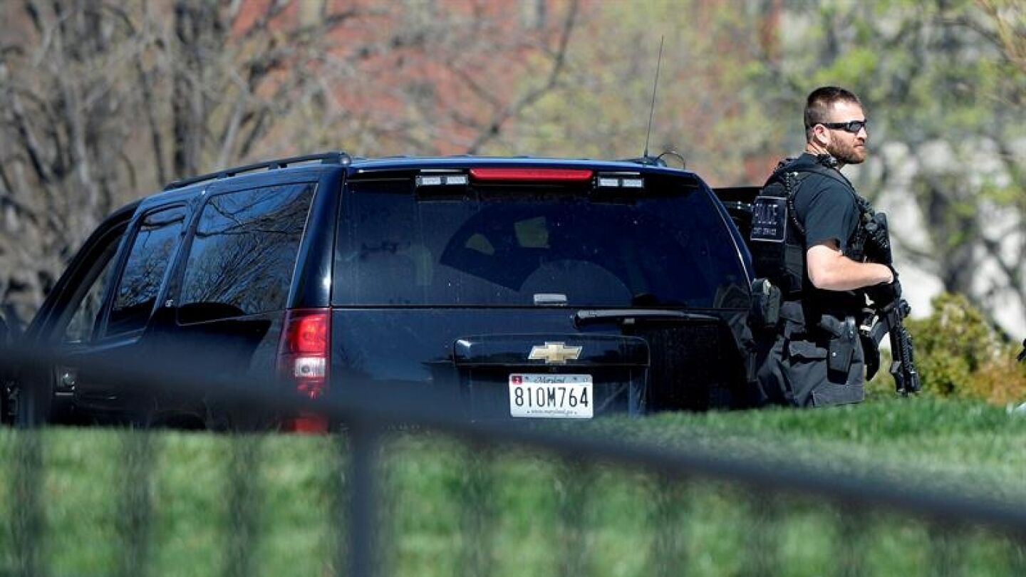 Imagen de un polic&iacute;a de EE.UU. acordonando la zona