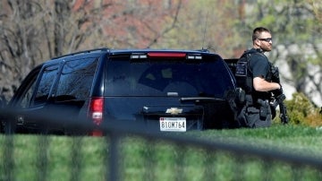 Imagen de un policía de EE.UU. acordonando la zona
