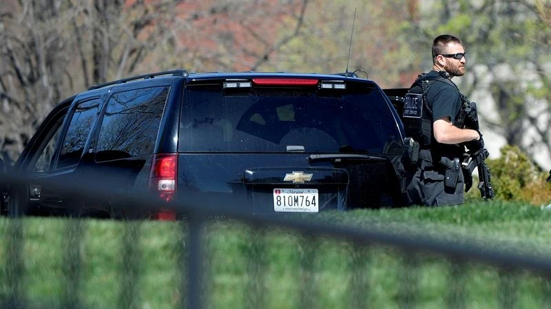 Imagen de un policía de EE.UU. acordonando la zona