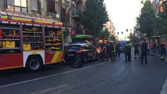 Los bomberos y los policías, en el lugar del crimen Los bomberos y los policías, en el lugar del crimen