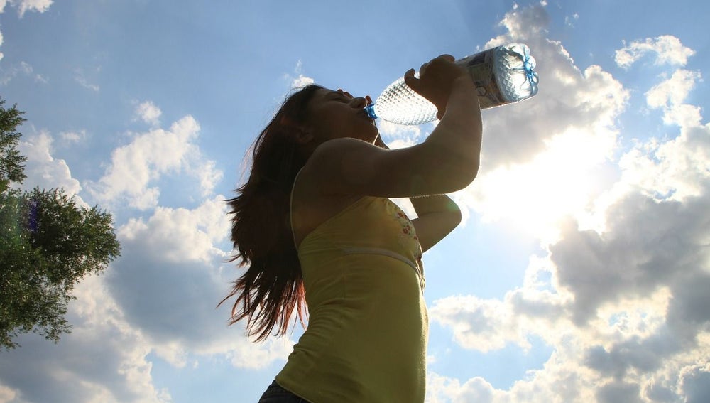 ¿Adelgaza beber 2 litros de agua al día?