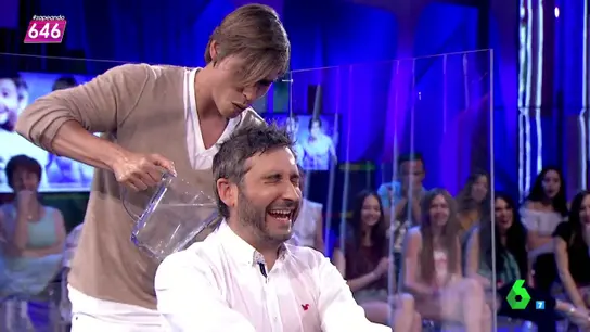 Carlos Baute y Frank Blanco en la guerra de agua Carlos Baute y Frank Blanco en la guerra de agua