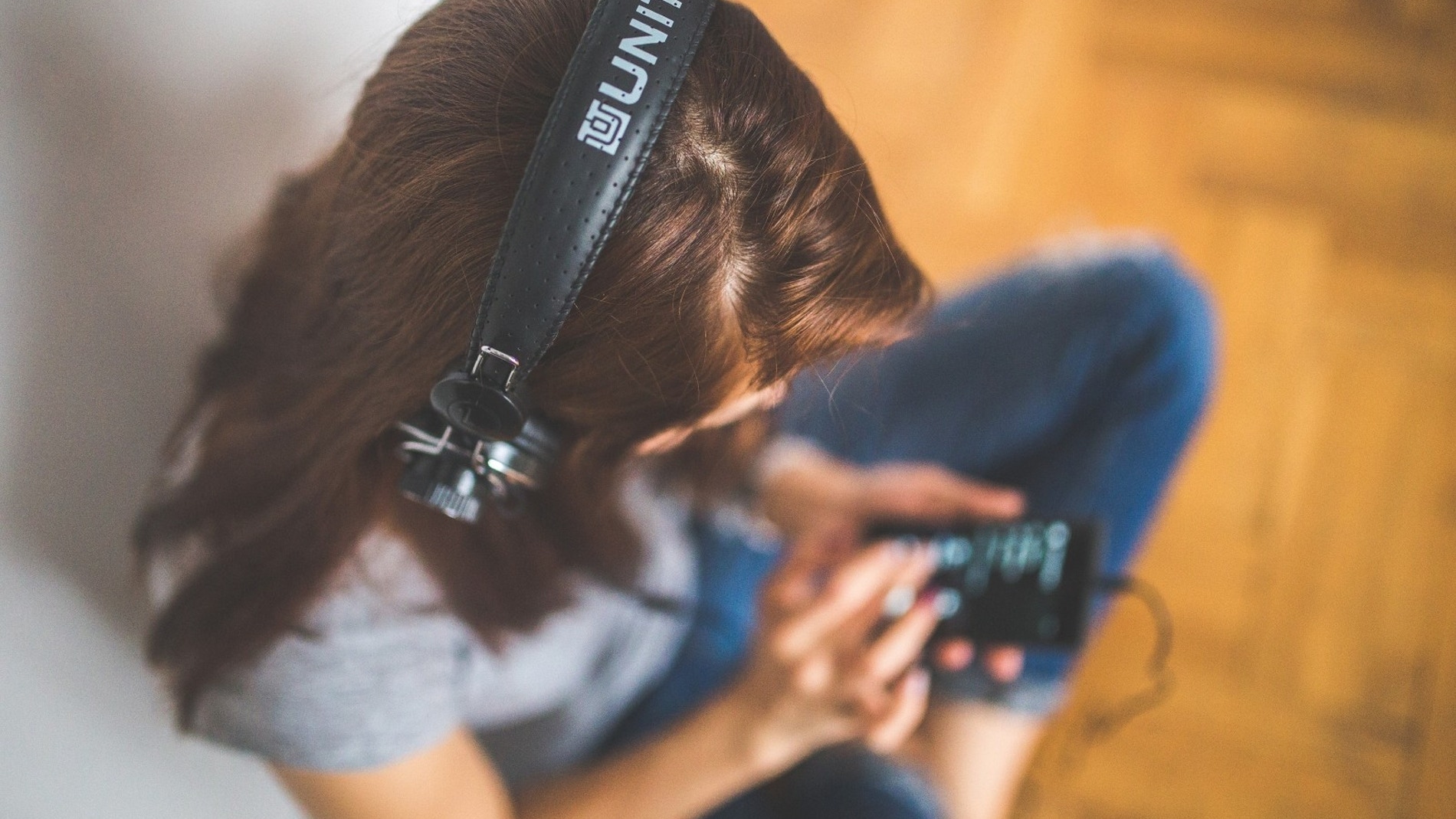 Una mujer escuchando con auriculares