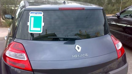 Imagen de un coche con la 'L' de conductor novel Imagen de un coche con la 'L' de conductor novel