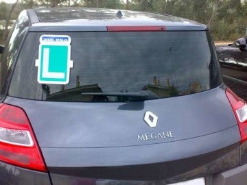 Imagen de un coche con la 'L' de conductor novel Imagen de un coche con la 'L' de conductor novel