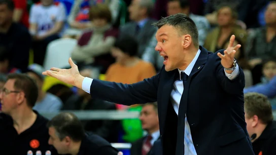 Jasikevicius da indicaciones en la banda durante un partido Jasikevicius da indicaciones en la banda durante un partido