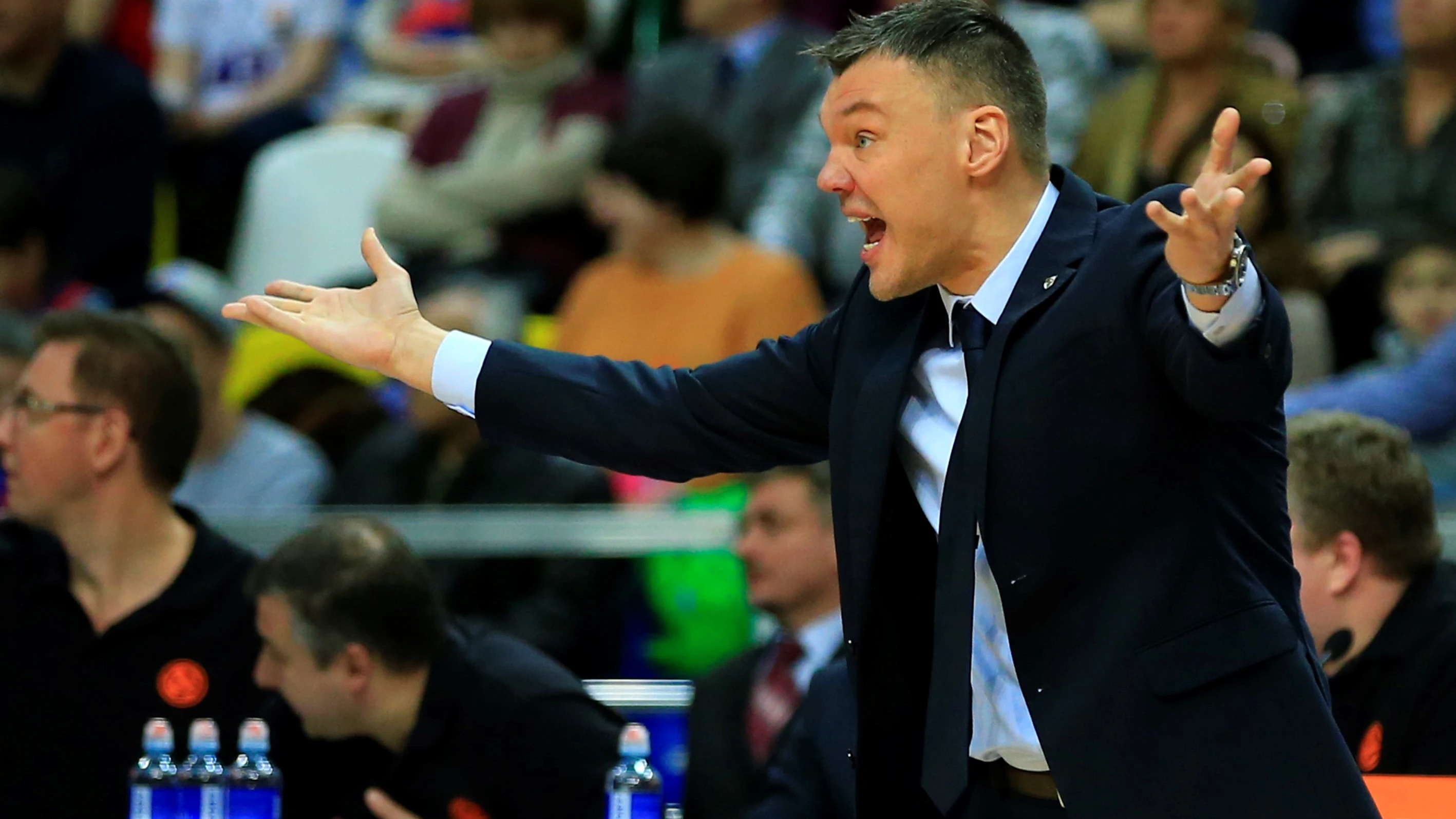 Jasikevicius da indicaciones en la banda durante un partido