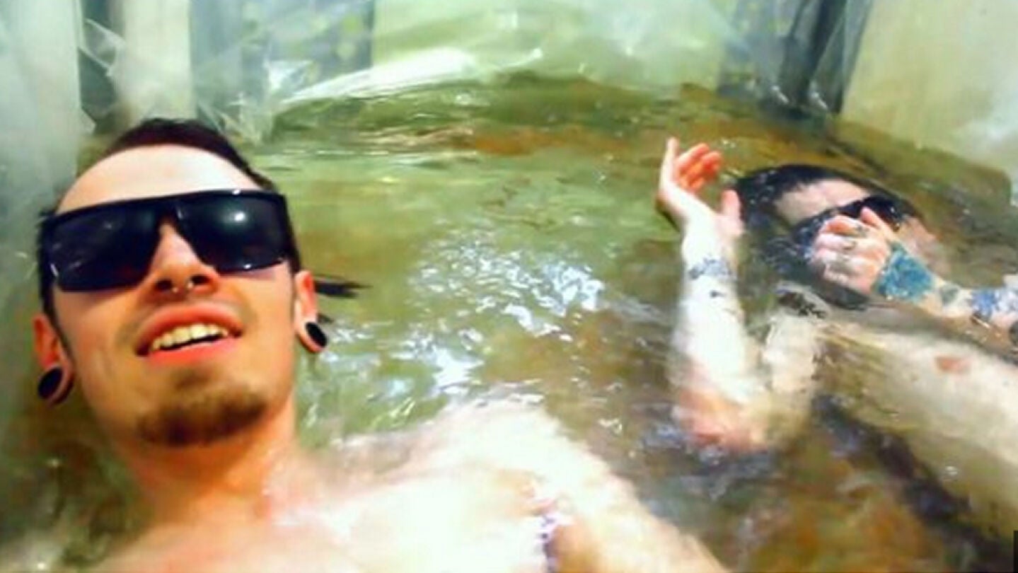 Dos estudiantes en su particular piscina