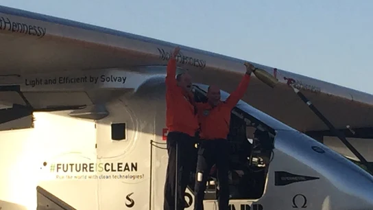 El piloto Bertrand Piccard a su llegada a Sevilla con el Impulse II El piloto Bertrand Piccard a su llegada a Sevilla con el Impulse II
