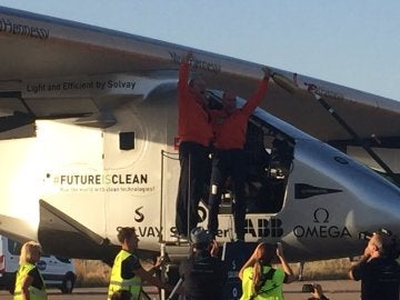 El piloto Bertrand Piccard a su llegada a Sevilla con el Impulse II El piloto Bertrand Piccard a su llegada a Sevilla con el Impulse II