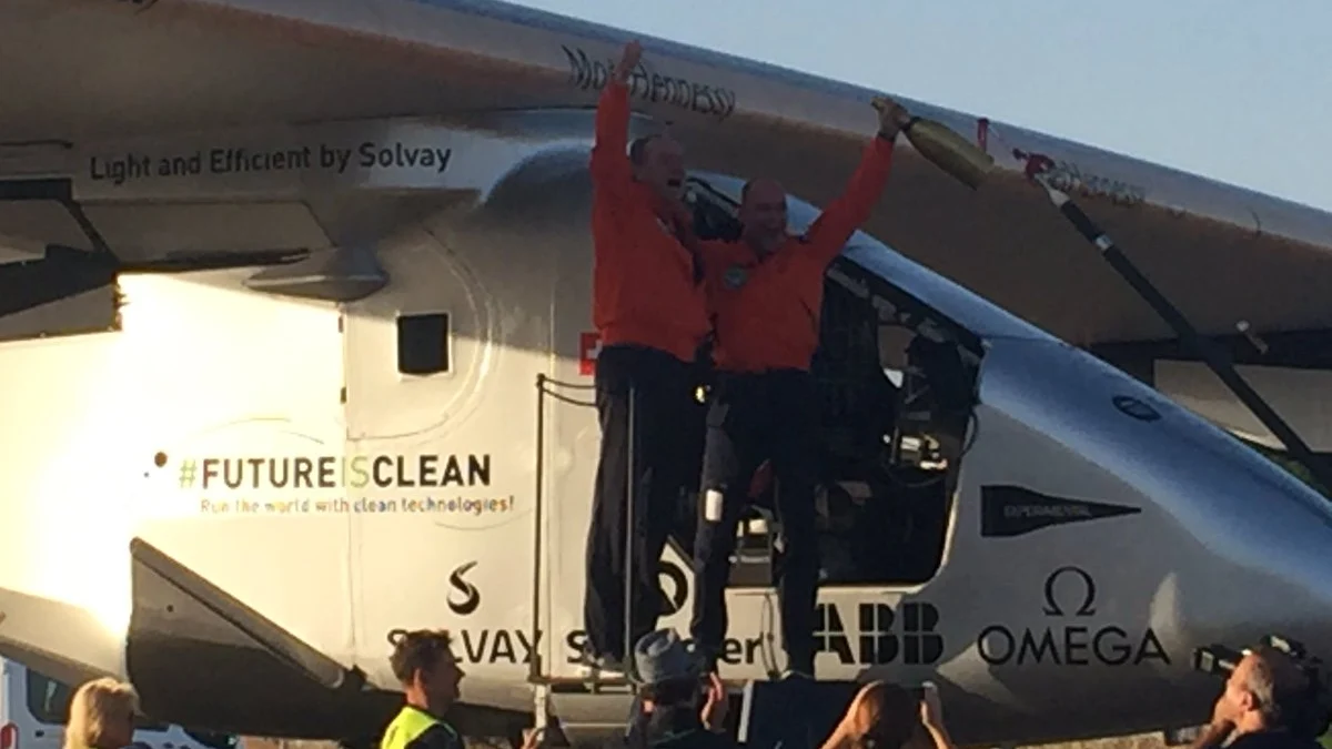 El piloto Bertrand Piccard a su llegada a Sevilla con el Impulse II El piloto Bertrand Piccard a su llegada a Sevilla con el Impulse II