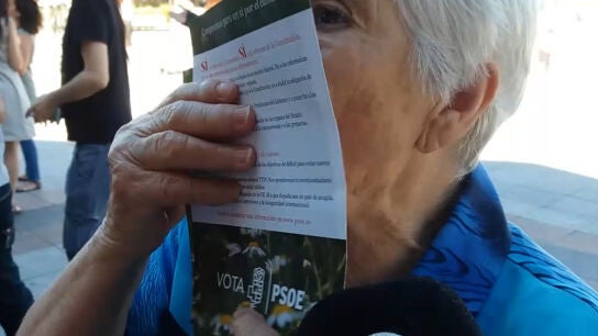 Una se&ntilde;ora besa una fotograf&iacute;a de Pedro S&aacute;nchez