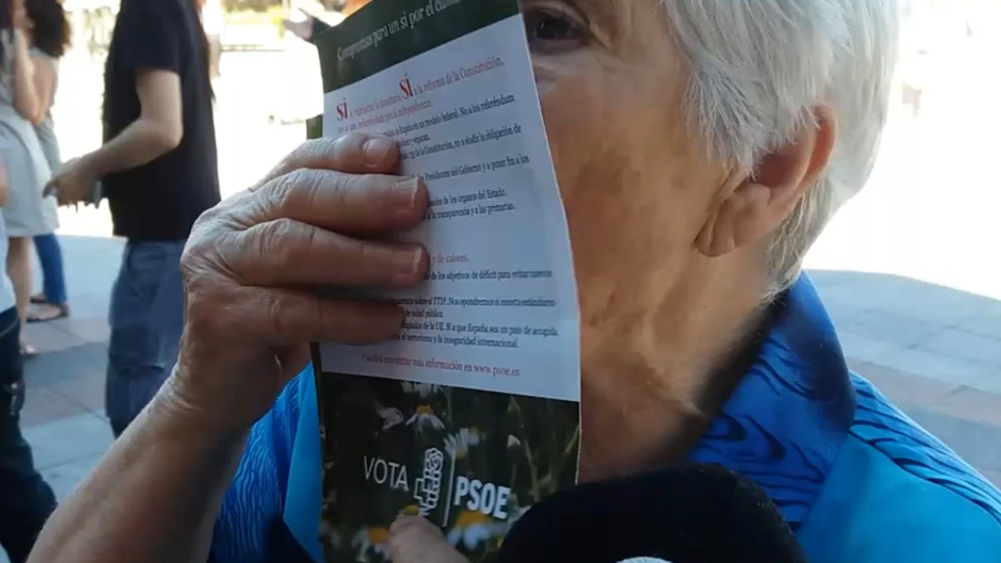 Una señora besa una fotografía de Pedro Sánchez Una señora besa una fotografía de Pedro Sánchez