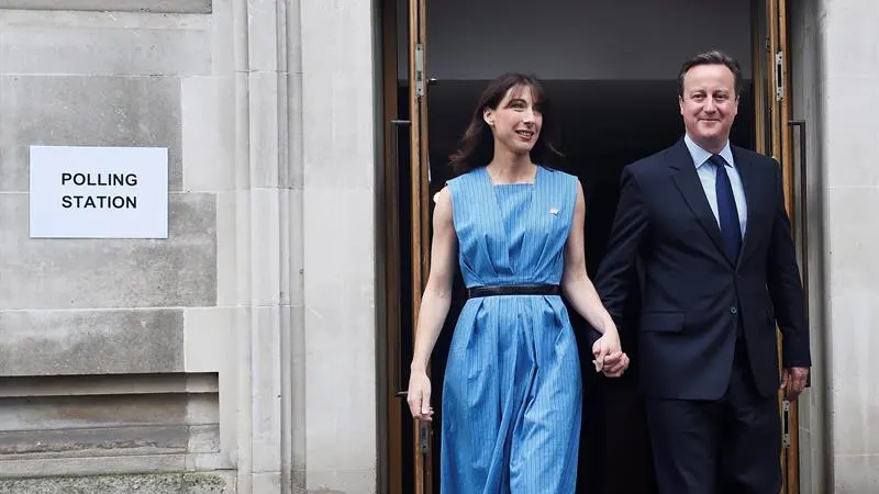 David Cameron vota junto a su mujer en el referéndum