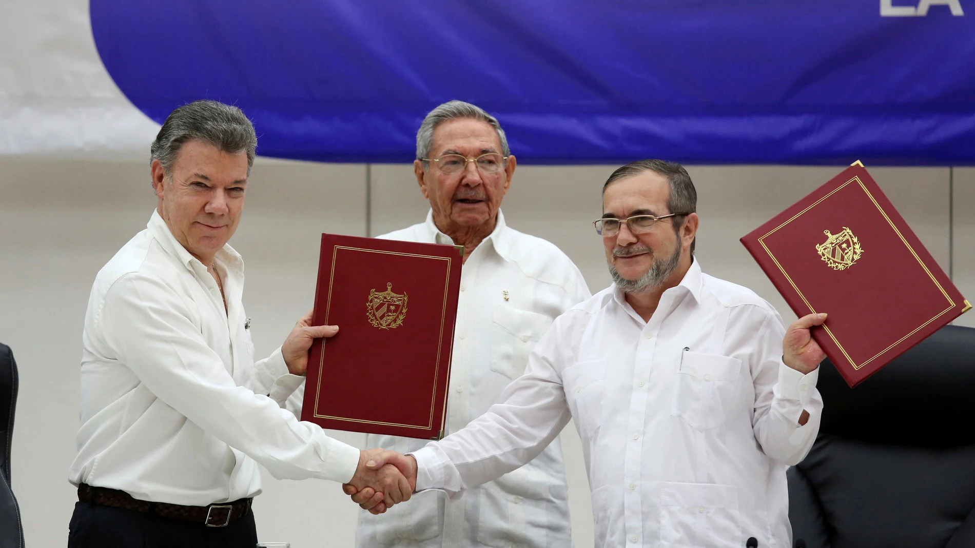El presidente de Colombia, Juan Manuel Santos, y el líder de las FARC, Rodrigo Londoño 'Timochenko', ante Raúl Castro