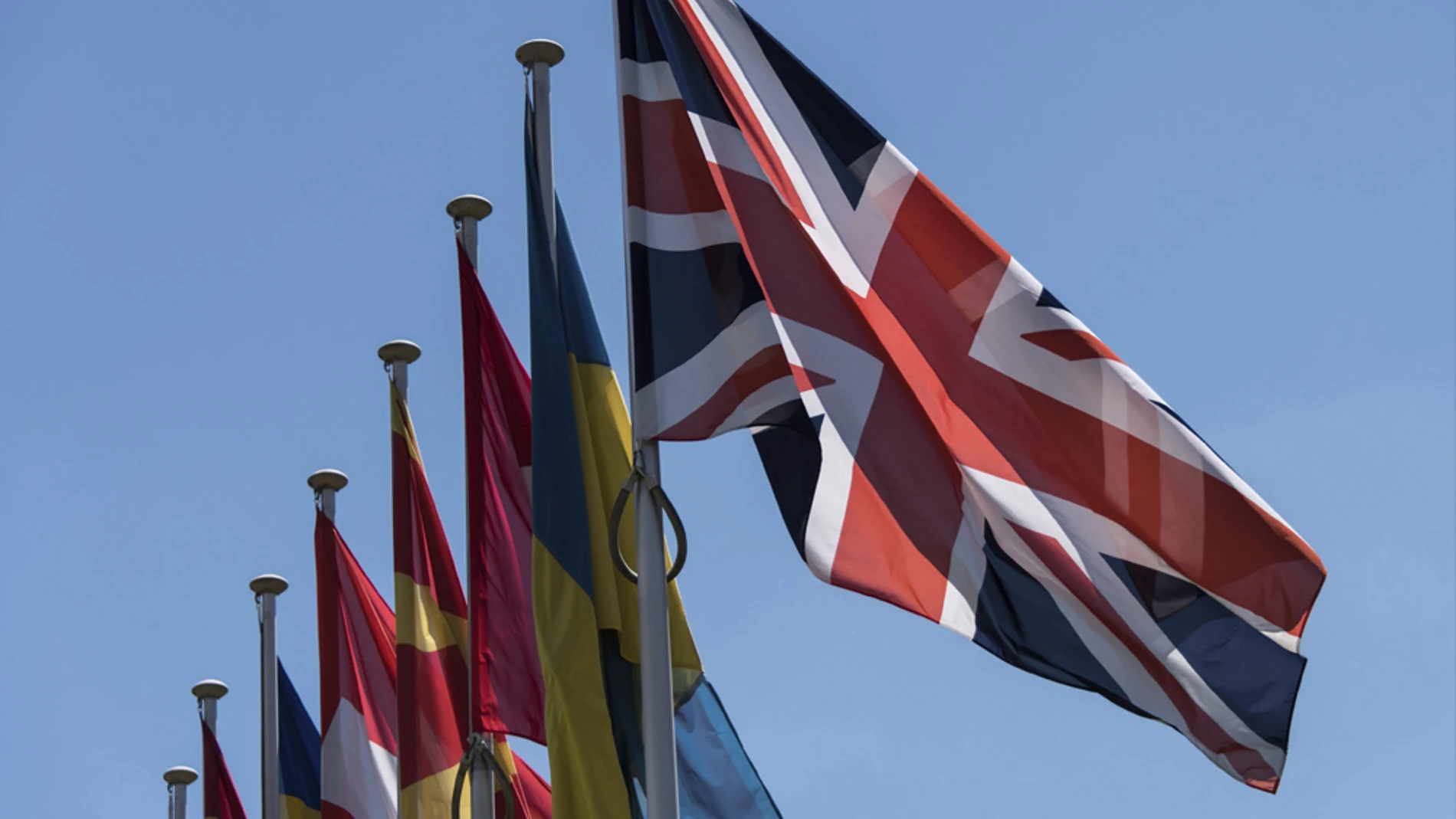 Una bandera británica al lado del resto de banderas de los países miembros de la UE