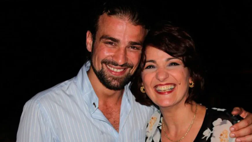 El cámara Mario Biondo posa junto a su madre, Santina El cámara Mario Biondo posa junto a su madre, Santina