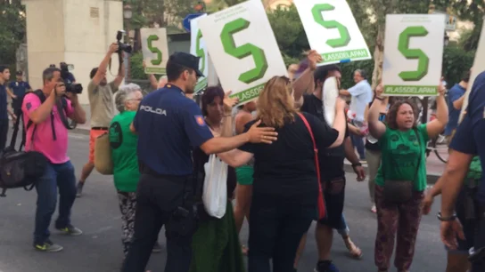 Encontronazos entre la PAH y militantes del PP Encontronazos entre la PAH y militantes del PP