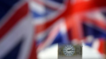 Una bandera británica ondea junto al Big Ben