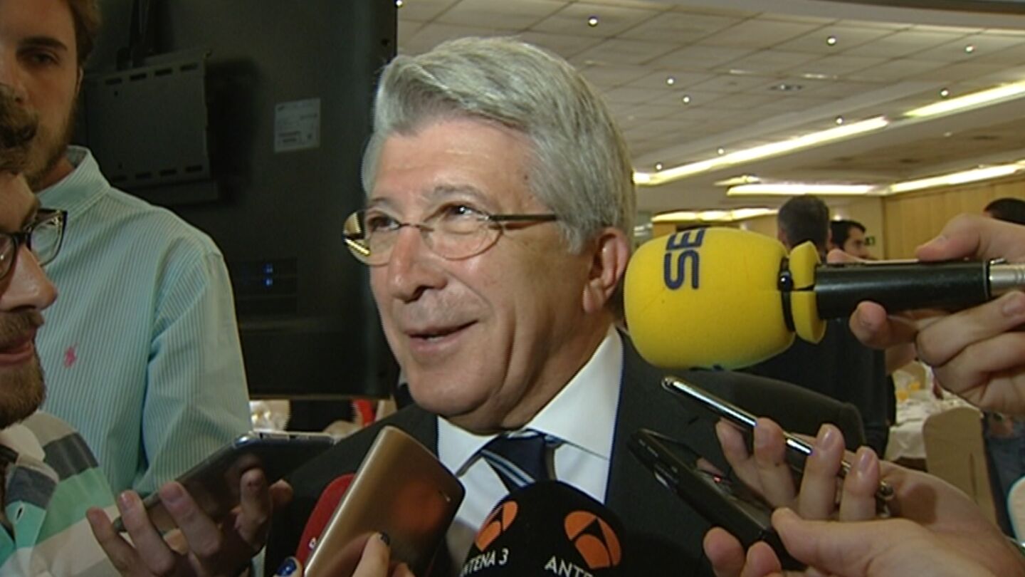 Enrique Cerezo atiende a los medios de comunicaci&oacute;n