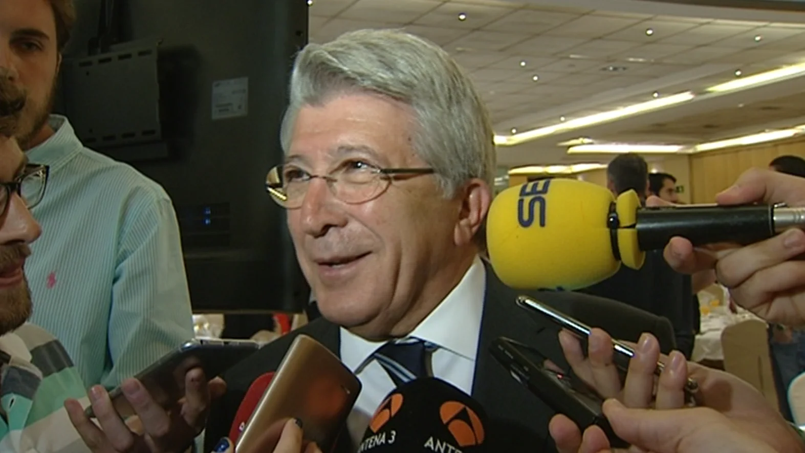 Enrique Cerezo atiende a los medios de comunicación Enrique Cerezo atiende a los medios de comunicación