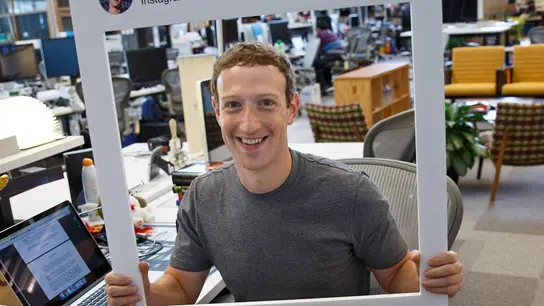 En la imagen puede verse cómo tiene tapada la webcam y el micrófono de su ordenador personal En la imagen puede verse cómo tiene tapada la webcam y el micrófono de su ordenador personal
