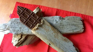 Chocolate tallado en madera